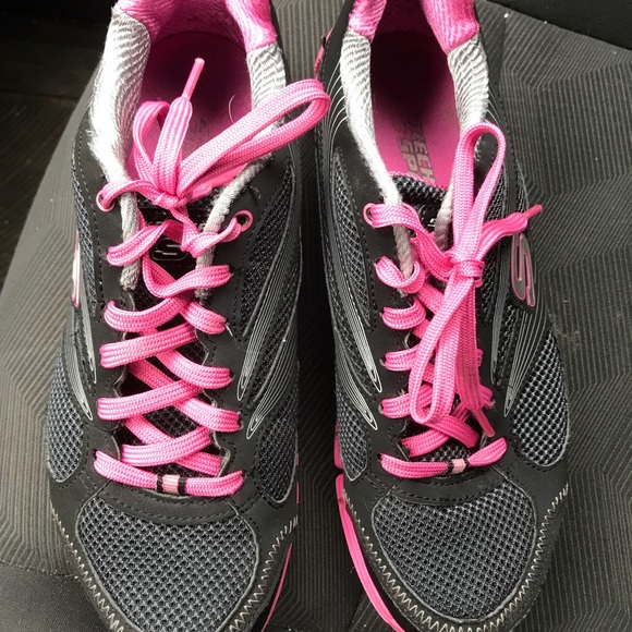sketchers black and pink